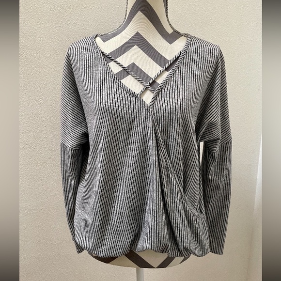 Green Envelope Sweaters - Green Envelope Los Angeles - Women’s Grey, Pullover Sweater. Size Large
